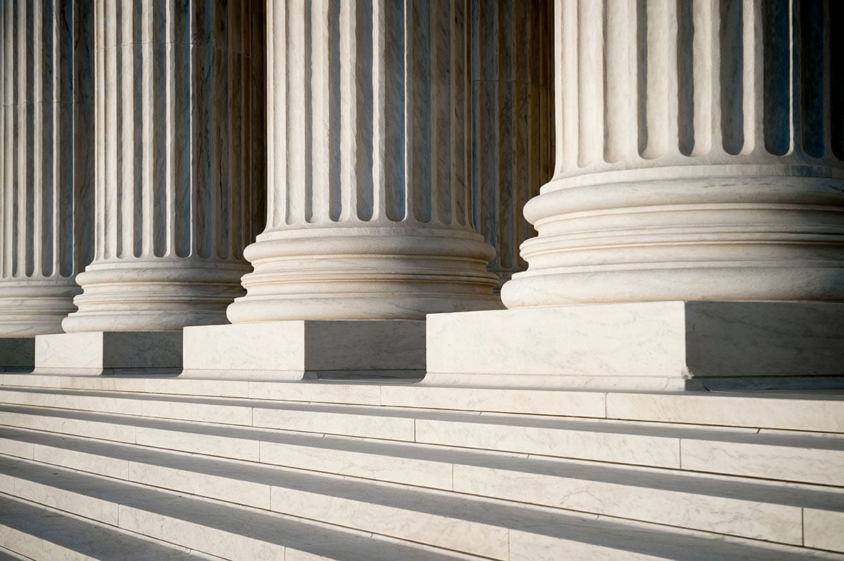 bases-and-steps-of-the-US-Supreme-Court-building